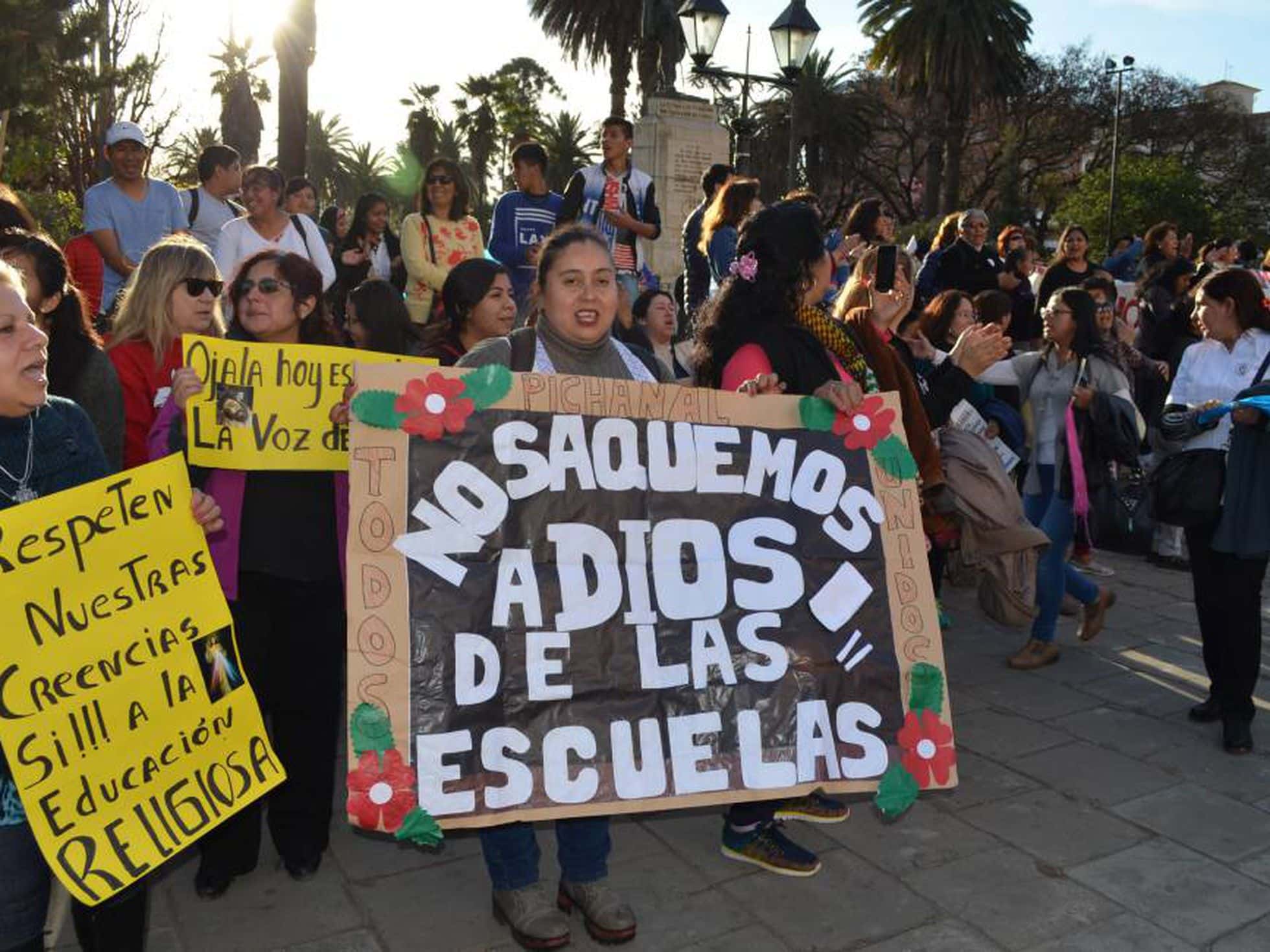 Manifestación contra el intento de sacar la religión de las escuelas