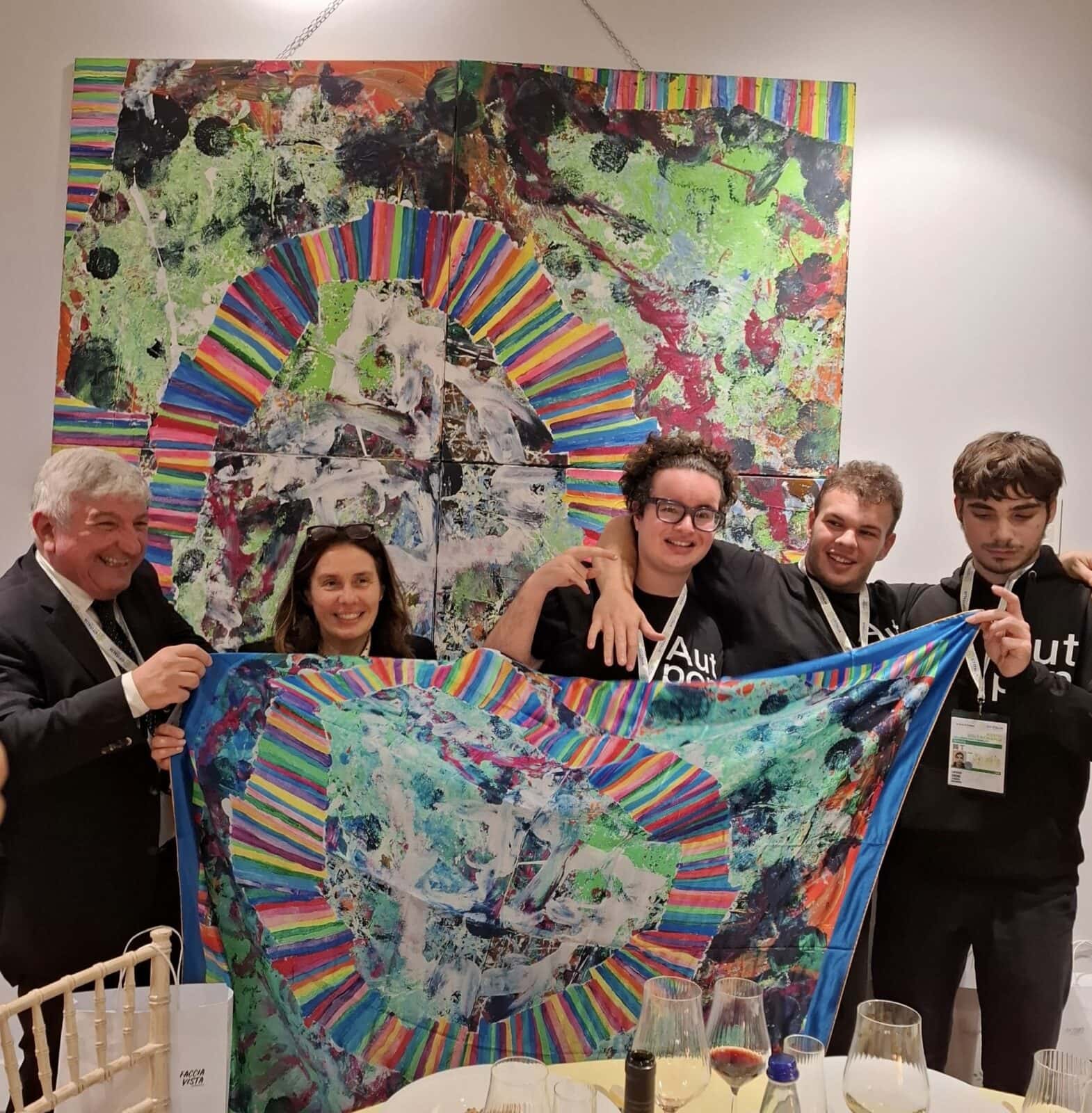 Un foulard d’autore: svelato il dono istituzionale del G7 disabilità e inclusione