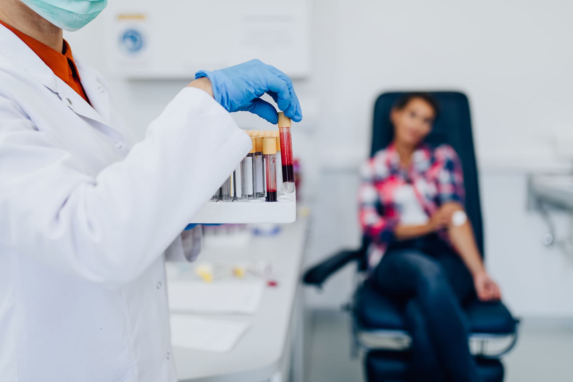 Invaziv olmayan prenatal test (NIPT), gebelik sırasında kullanılan bir genetik tarama testidir. Bu test, anne kanından alınan bir örnekle gerçekleştirilir ve bebeğin genetik materyalini analiz ederek kromozomal bozuklukları tespit etmeye çalışır.