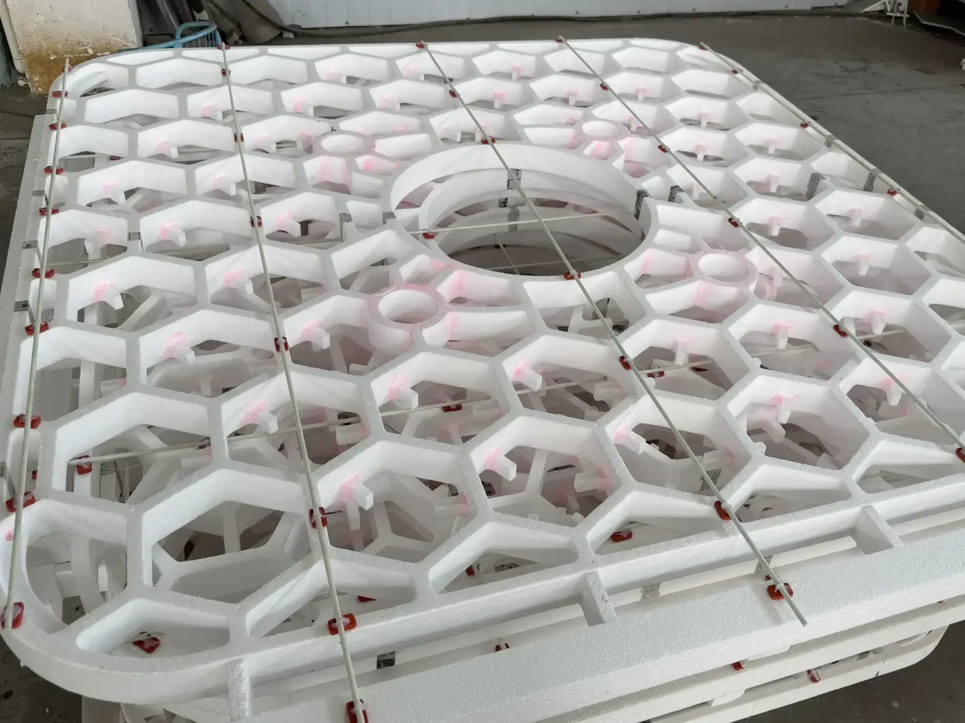 White honeycomb tray casting pattern with a large central circular opening