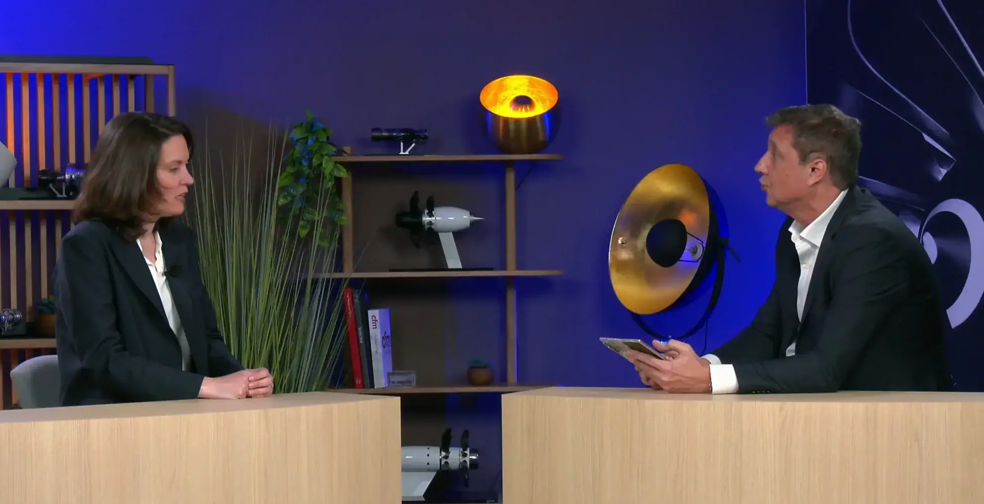 Yann Fernandez en interview sur le plateau TV mobile du Manager Report Live de Safran Aircraft Engines