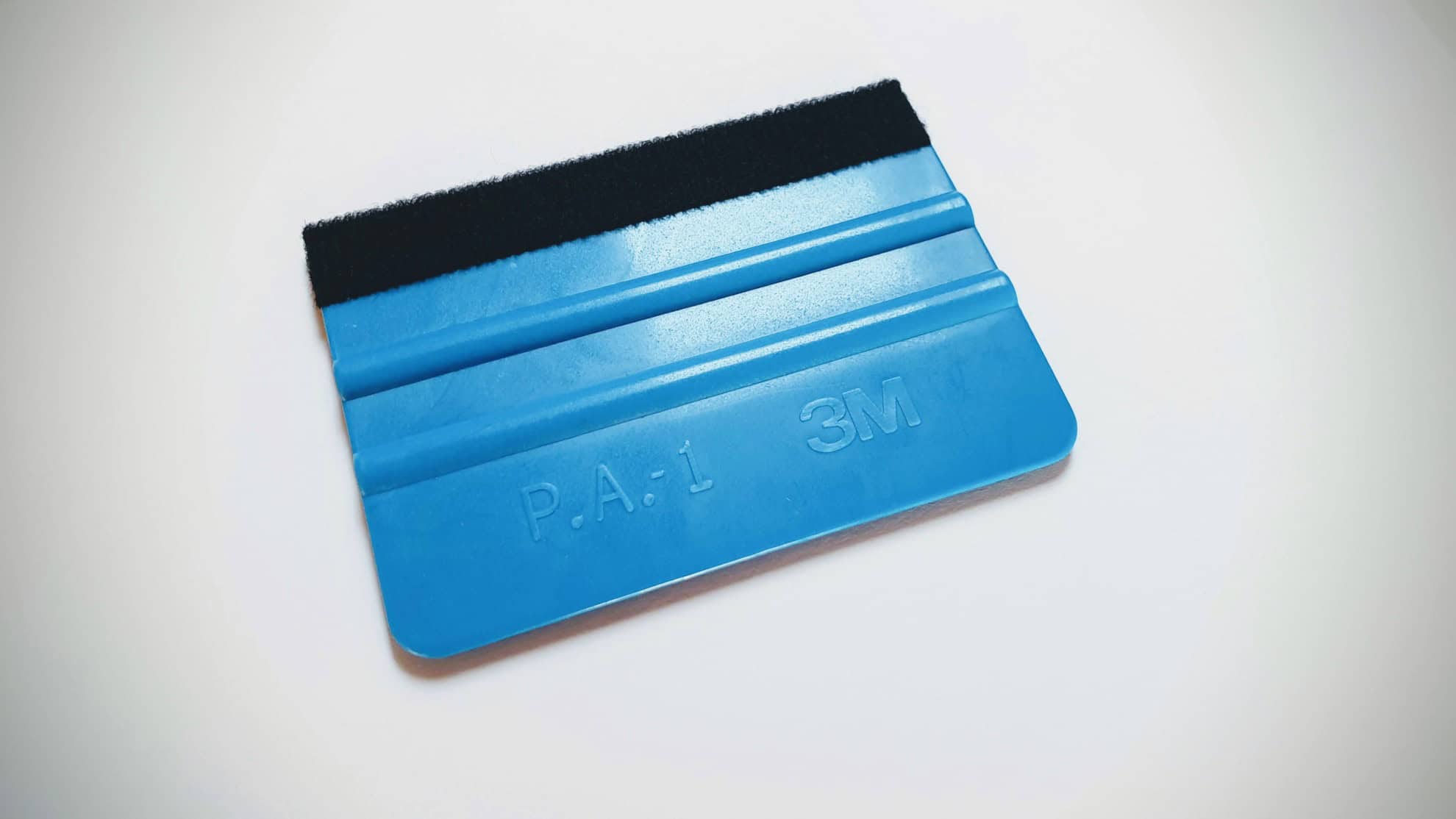 Spatola per applicazione adesivi