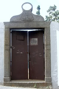 Main entrance to cemetery.