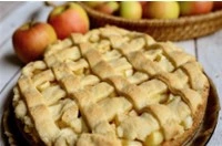 Crostata di mele fatta in casa con mele fresche su tavolo rustico a Stigliano in Basilicata