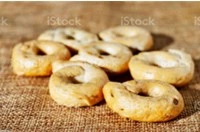 Taralli artigianali della Fattoria Donna Tina su canovaccio di iuta a Stigliano, Basilicata