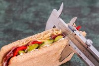 Mengonsumsi makanan berat dan berkalori tinggi menjelang tidur dapat meningkatkan asupan kalori harian secara keseluruhan. (Pixabay.com/@stevepb)