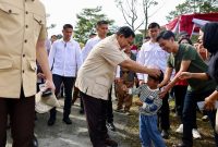 Presiden RI Prabowo Subianto Bercengkrama dengan Warga saat melakukan pencoblosan untuk Pilkada 2024 di Bojong Koneng. (Dok. Tim Media Prabowo)