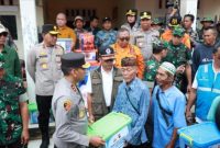 Kapolda Jawa Barat, Irjen Pol. Dr. Akhmad Wiyagus, S.I.K., M.SI., M.M., melakukan peninjauan langsung ke Desa Sukamaju, Kecamatan Cikembar, Sukabumi, salah satu wilayah yang terdampak bencana longsor. (Dok Humas Polda Jabar) 