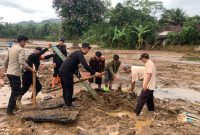 Tim SAR Sat Brimob Polda Jabar Terus Lakukan Evakuasi serta Penanggulangan Banjir Bandang di Sagaranten Sukabumi. Dok Humas Polda Jabar