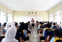 Aipda NHA Budiman berikan edukasi pencegahan Bullying di depan Siswa-siswi SMAN 1 Cisalak. Dok. Hallo.Id