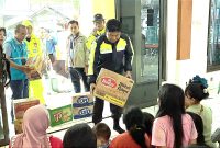 Kapolres Sukabumi, AKBP Dr. Samian, menyalurkan bantuan kemanusiaan kepada para pengungsi yang mengungsi sementara di masjid depan UPTD Puskesmas Palabuhanratu. Dok. Humas Polda Jabar