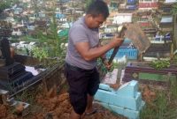 Bripka Joko merupakan salah satu anggota Polri yang kerap melakukan penggalian kubur secara sukarela. Hal itu sudah dilakukannya selama 23 tahun. Dok. Foto.Humas Polri