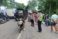 Satuan Lalulintas Polres Garut Gerak Cepat Tangani Lakalantas di Jalan Raya Tarogong Leles Garut