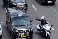 Dalam sebuah vidio yang beredar diketahui pelat nomor RI 36 yang membuat pengemudi Alphard harus kena 