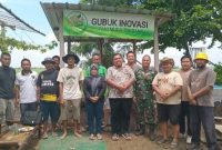 Kunjungan Anggota DPRD Kabupaten Indramayu PKB didampingi Kepala Desa Tukdana, Babinsa dan  Kelompok tani Rumah Gubuk Inovasi saat dilokasi.