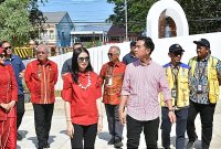 Wapres beserta Ibu Selvi Gibran Rakabuming yang didampingi oleh Pj. Gubernur Kalimantan Barat Harrison, Pj. Wali Kota Singkawang Sumastro, dan Kepala Balai Prasarana Permukiman Wilayah (BPPW) Kalimantan Barat Mohd. Yoza Habibie.