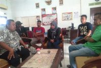 Foto. Saat anggota DPRD Kabupaten Indramayu, Kiki Arindi ST bersama Kepala Desa Tukudana Kecamatan Tukudana Kabupaten Indramayu.