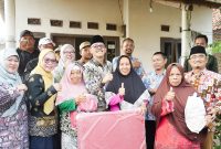 Wabup Indramayu Serahkan Bantuan Sembako dan Rehab Rumah, Korban Puting Beliung
