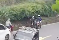 Polres Bogor Copot Patwal Alphard usai Viral karena Pepet Pemotor Hingga Terjatuh di Puncak. Foto.
Tangkap layar Vidio amatir warga net.