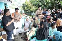 Bupati Subang Reynaldy bersama Ketua Baznas Subang beserta jajaran, Asda bidang kesra, Forkopincam Jalancagak serta Forkopincam Kasomalang saat memberikan bantuan korban angin puting beliung.