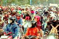 Menjelang H-2 Idul Fitri 2105, Arus Mudik di Jalur Pantura Indramayu, Ribuan Kendaraan Roda Dua Dominasi Jalan Raya