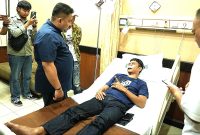 Bupati Subang Reynaldy Putra Andita BR, menjenguk seorang jurnalis yang kini masih dirawat di RSUD Ciereng Subang.