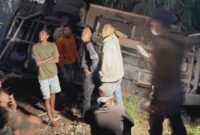 PLH Kabid Humas Polda Jabar Kombes Pol Irfan, menyampaikan bahwa truk bermuatan pupuk kandang tersebut mengalami patah as roda saat melaju di tanjakan. 