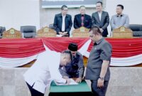 Penandatanganan persetujuan penetapan kesepakatan KUA-PPAS Tahun 2026 oleh Bupati Subang bersama Ketua DPRD Subang