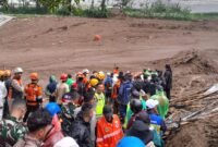 Longsor terjadi di area pertanian dan pemukiman di kaki Gunung Burangrang, menimbun sekitar 30 rumah warga. Bencana ini berdampak pada 113 orang dari 34 kepala keluarga (KK).