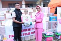 Ketua Umum Bhayangkari, Ny. Juliati Sigit Prabowo, bantuan tersebut diserahkan melalui Ketua Bhayangkari Daerah Jawa Barat, Ny. Diana Rudi Setiawan.