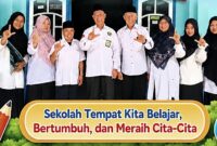 Kepala MTs Muhammadiyah 20 Menongo, Suparno, S.Pd., bersama dewan guru siap menyambut peserta didik pada hari pertama masuk sekolah Tahun Ajaran 2026/2027. Melalui semangat 
