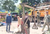 Satuan Polisi Pamong Praja (Satpol PP) Provinsi Jawa Barat menertibkan sejumlah pedagang yang masih melakukan aktivitas jual beli di sepanjang Jalan Raya Subang-Bandung.