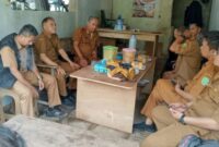 Camat Sagalaherang, Rahmat Hidayat beserta jajarannya saat mengunjungi calon kades no urut 4 Dian Wahyudi. 