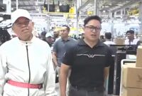 Gubernur Jawa Barat Dedi Mulyadi saat mengunjungi pabrik VinFast di Desa Padaasih, Kecamatan Cibogo, Kabupaten Subang. Poto Istimewa