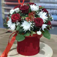 Flower box z czerwonymi różami, białymi margerytkami i serduszkiem