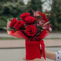 Flower box z czerwonymi różami i anturium na prezent