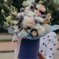 jasne kwiaty w pudełku Ożarów