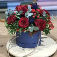 Flower box z różami, jagodами i niebieskimi ozdobami w stylowym wydaniu