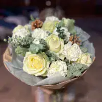 Bukiet z białych róż z dodatkiem szyszek i igliwia na zimę