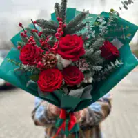 Bukiet róż z dodatkiem szyszek, bawełny i jagód