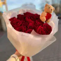 Bukiet czerwonych róż z uroczym pluszowym misiem