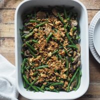 Paula's Apron Judías Verdes con Salsa de Champiñones Esta receta de Judías Verdes con Salsa de Champiñones sin lactosa es un súper acompañamiento! Cremosa, ligera y lista en menos de 20 minutos, es un éxito garantizado! En la foto se ven las judías con la salsa y el topping de cebolla frita.
