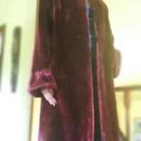 Abrigo mouton de alta gama color burdeos