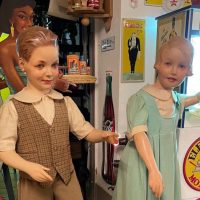 Rarität: Paar Original Schaufensterpuppen von Bleyle Kinderbekleidung um 1930