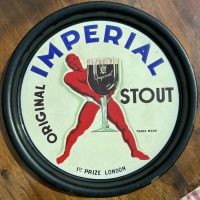 Imperial Stout Ale: Email-Servierplatte aus Belgien, 1930er Jahre