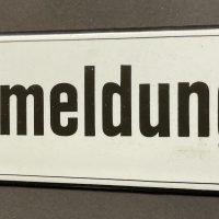 Anmeldung – altes Emailschild, Hinweisschild