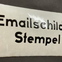 Uraltes Schild mit Werbung für Emailschilder und Stempel