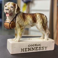 Cognac Hennessy: Bernhardiner als Reklamefigur, ca. 1950
