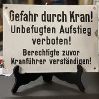 Gefahr durch Kran: altes Email-Hinweisschild um 1930