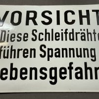 Vorsicht: Schleifdrähte führen Spannung! Altes Emailschild